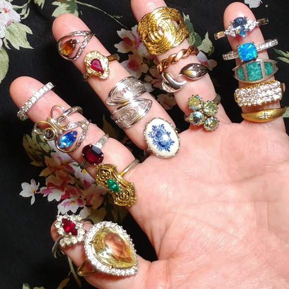 Welcome to my closet 🌹🌿 - Picture 10 of 16